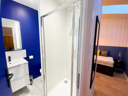 a bathroom with a glass shower with a sink at Niort - Hyper-Centre - Appartements en Duplex ou Triplex - Wifi Fibre - NOUVEAU in Niort