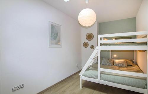 1 dormitorio con litera y escalera en Beautiful Home In Montboucher Sur Jabron With House A Panoramic View en Montboucher-sur-Jabron