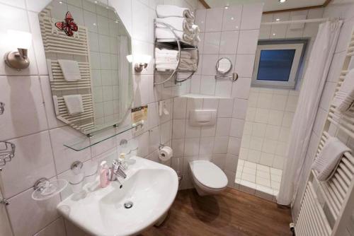 BliesdorfにあるKornblumeの白いバスルーム(洗面台、トイレ付)