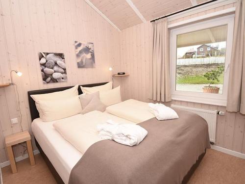 - une chambre avec un grand lit et 2 serviettes dans l'établissement Seeschwalbe, à Bliesdorf