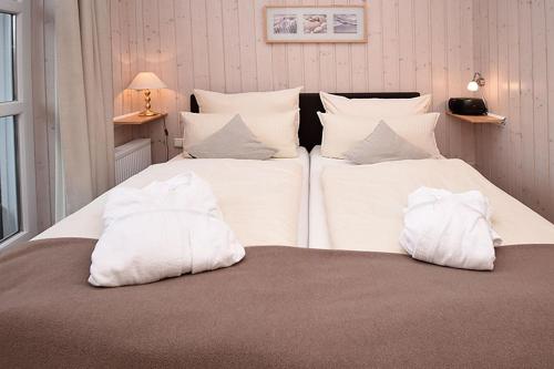 BliesdorfにあるStrandläuferのベッドの上に座る白い枕2つ