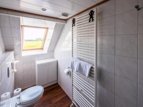 BliesdorfにあるStorchennestの白いバスルーム(トイレ、窓付)