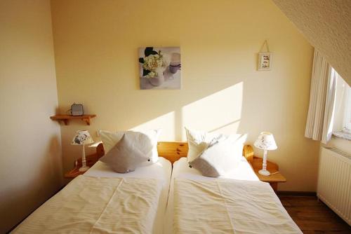 2 Betten nebeneinander in einem Zimmer in der Unterkunft Gänseblümchen in Bliesdorf
