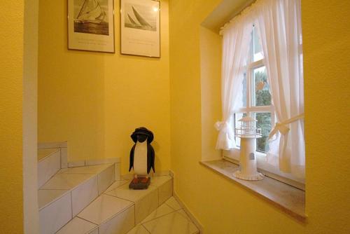 グレーミッツにあるWindroseの窓付きの部屋のペンギン玩具