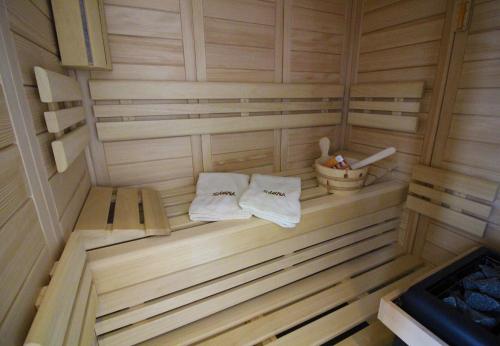 una sauna con due asciugamani seduti su una panchina di Ausguck a Grömitz