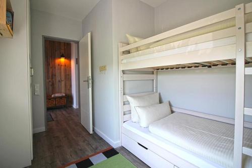 1 Schlafzimmer mit 2 Etagenbetten und einem Flur in der Unterkunft Treibgut in Rettin