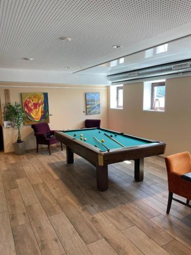 Biliár nebo kulečník v ubytování Hotell Eikerapen Gjestegård Åseral