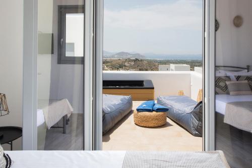 Habitación con vistas a un dormitorio con espejo. en Naxos King Villa en Galanádhon