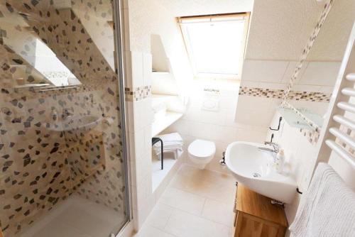 BliesdorfにあるSperlingslustのバスルーム(シャワー、洗面台、トイレ付)