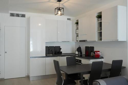 Kuchyň nebo kuchyňský kout v ubytování HomeGA - City Center New Apartment