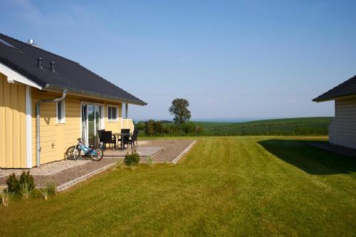 BliesdorfにあるLuxuswellnesshaus Weitblickの庭の横の家