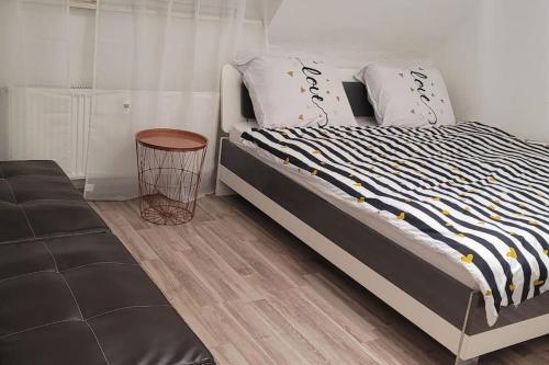 een slaapkamer met een groot bed en een houten vloer bij Schöne Wohnung im Stadtzentrum Herne in Herne