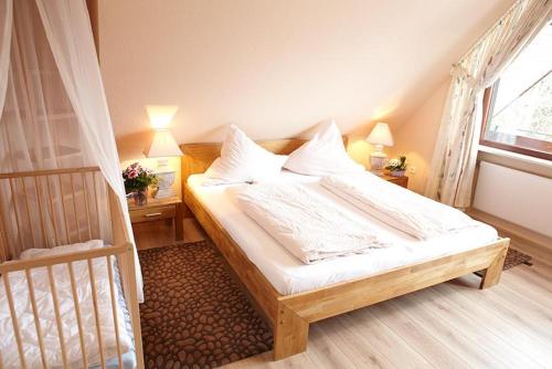 ein Schlafzimmer mit einem großen Bett und einem Fenster in der Unterkunft Traumgarten in Harmsdorf