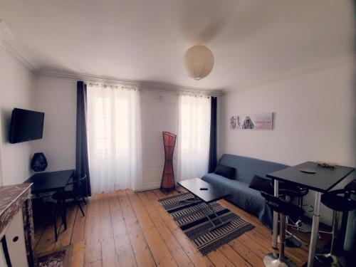 un salon avec un canapé et une table dans l'établissement Le Perrot - 38m2 - 1 chambre, à La Rochelle
