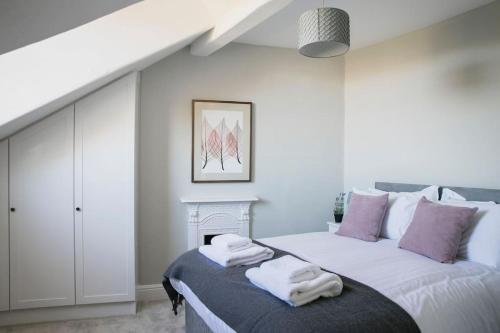 a bedroom with two beds with towels on them at Valley Road, Fabulous 4 bedroom house in Harrogate
