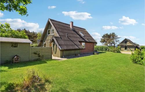 a house with a green yard with a house at 4 Bedroom Nice Home In Assens in Assens