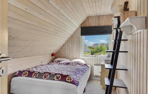 1 dormitorio con 1 cama en una habitación con ventana en Pet Friendly Home In Assens With House A Panoramic View, en Assens
