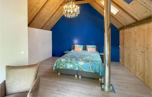 - une chambre bleue avec un lit et un lustre dans l'établissement Elperhof Appartement 1, à Schoonloo