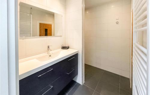 y baño con lavabo y espejo. en Elperhof Appartement 1 en Schoonloo