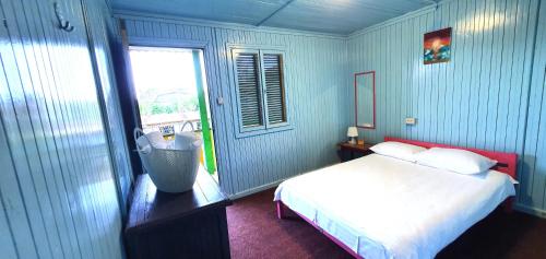 ヴァマ・ヴェケにあるHotel Golden Seaのベッドルーム(ベッド1台、窓付)