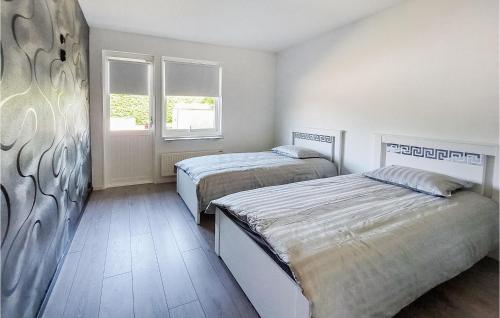 sypialnia z 2 łóżkami i oknem w obiekcie Cozy Home In Helsingborg With Private Swimming Pool, Can Be Inside Or Outside w mieście Helsingborg