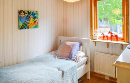 Säng eller sängar i ett rum på Beautiful Home In Trosa With Kitchen