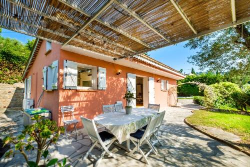 Photo de la galerie de l'établissement Villa Magalinette - Maison pour 4 avec piscine, à Mougins