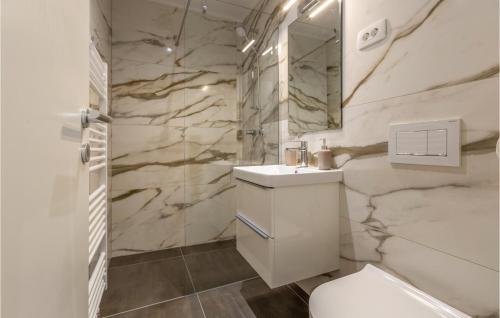 Koupelna v ubytování 1 Bedroom Amazing Apartment In Secovlje