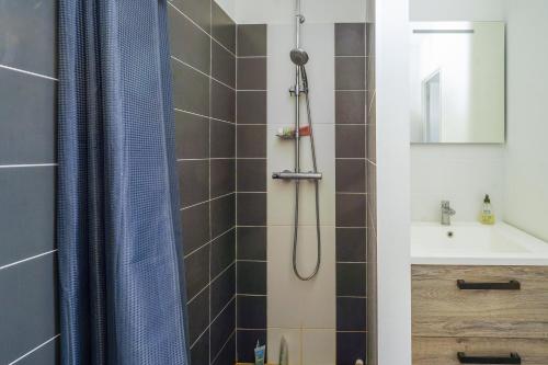 Ванная комната в Gite de Chantecoucou - Piscine privative et vue