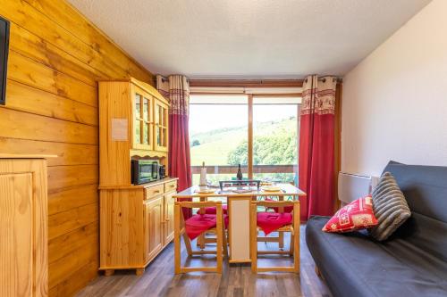 un petit salon avec une table et un canapé dans l'établissement L'Igloo - Studio pour 4 vue montagne, à Villarembert