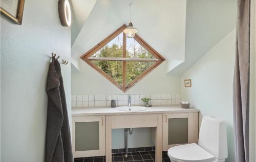 a bathroom with a sink and a window at Awesome Home In Strandby With 2 Bedrooms And Wifi in Strandby