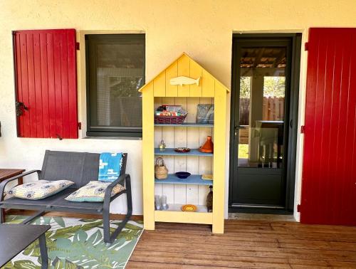 une étagère avec une table et un banc à côté d'une porte dans l'établissement Villa Gecko, à Saint-Rémy-de-Provence