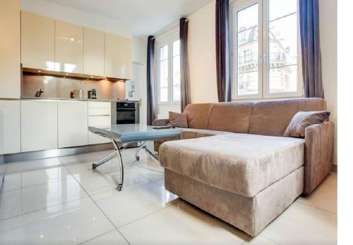 un salon avec un canapé et une table dans l'établissement Apartment Notre Dame Bright, à Paris