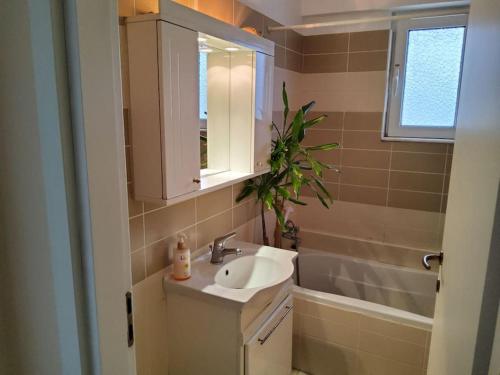 La salle de bains est pourvue d'un lavabo et d'un miroir. dans l'établissement orange, à Ialyssos