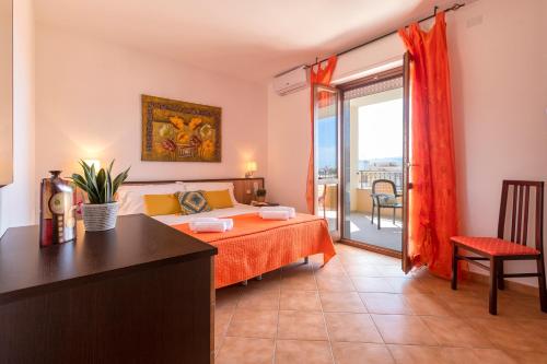 アルゲーロにあるカロル カザ バカンザのベッドとバルコニー付きのホテルルーム