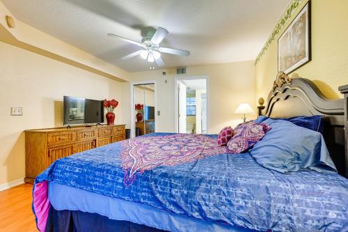 a bedroom with a bed and a ceiling fan at Florida Vacation Rental Condo Near Tampa in Lutz