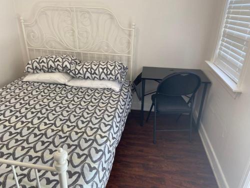 1 dormitorio con cama, escritorio y silla en Quad Room with En Suite Bathroom 0362 en Toronto