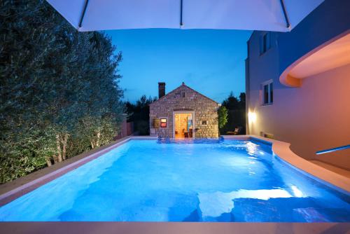 Pool apartment with traditional Dalmatian Konoba