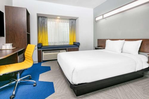 Microtel Inn & Suites by Wyndham Austin Airport Image