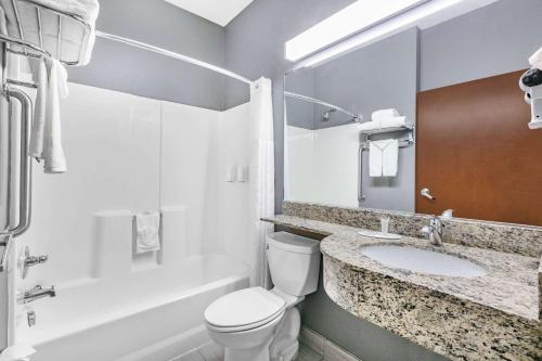Microtel Inn & Suites by Wyndham Austin Airport Image