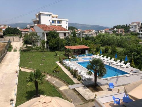 vista aerea di un resort con piscina di Guest House Green Garden a Ulcinj