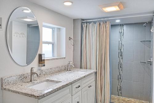 Et badeværelse på Breezy Bungalow A and B