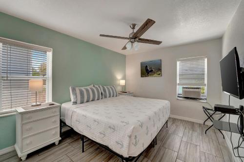 En eller flere senge i et værelse på Breezy Bungalow A and B