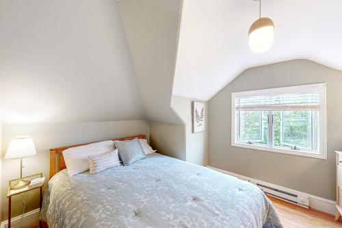 1 dormitorio con cama y ventana en Cumberland Casa - B, en Portland