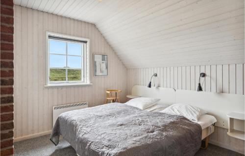 Ένα ή περισσότερα κρεβάτια σε δωμάτιο στο Beautiful Home In Ringkbing With Sauna, Wifi And Private Swimming Pool