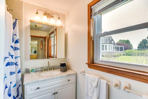 La salle de bains est pourvue d'un lavabo et d'une fenêtre. dans l'établissement Waterfront Massachusetts Vacation Rental with Deck, à Little Compton