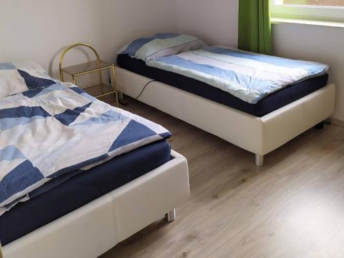 two twin beds in a room with at Ferienwohnung in Atzbach