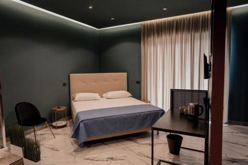 um quarto com uma cama, uma mesa e uma cadeira em Favorite Room em Nola