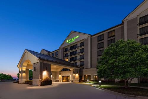 una representación de un edificio de hotel por la noche en Wyndham Garden Kansas City Airport en Kansas City