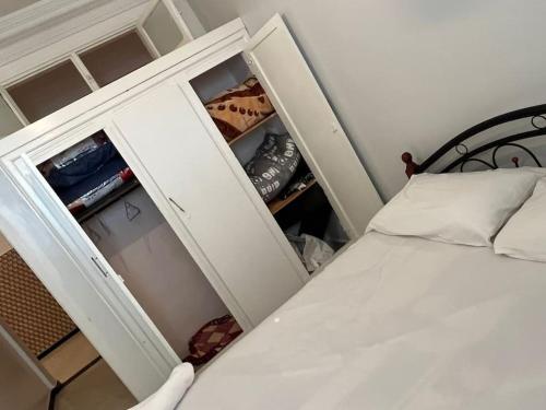 um quarto com uma cama e um armário com uma cama sidx sidx em un appartement a loué em Essaouira